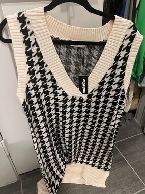 Zeg+Zo Black and Ivory Houndstooth Knit Vest